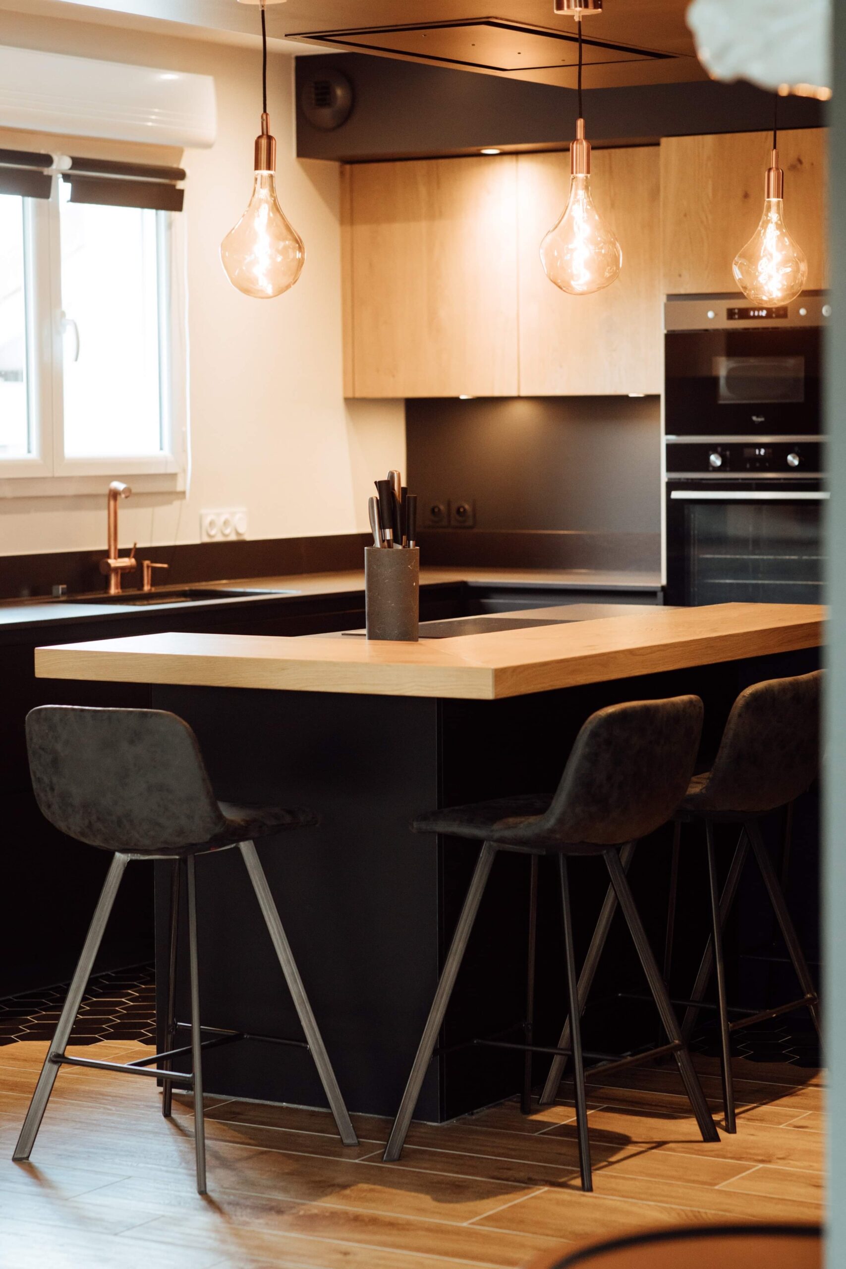 Une cuisine noire et bois clair, rénovation de cuisine à Annecy