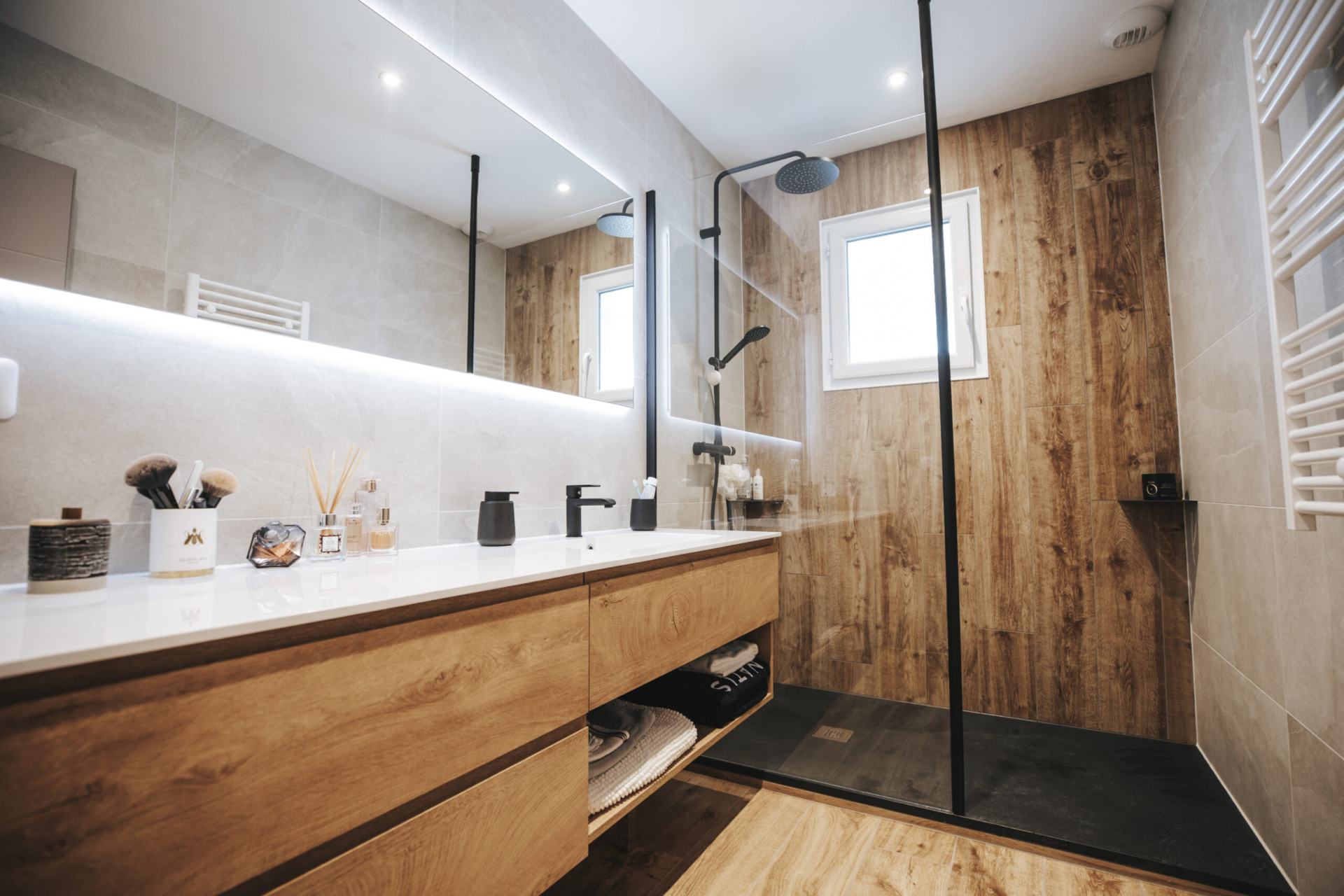 une salle de bains rénovée par nuances à annecy, moderne avec un carrelage effet parquet