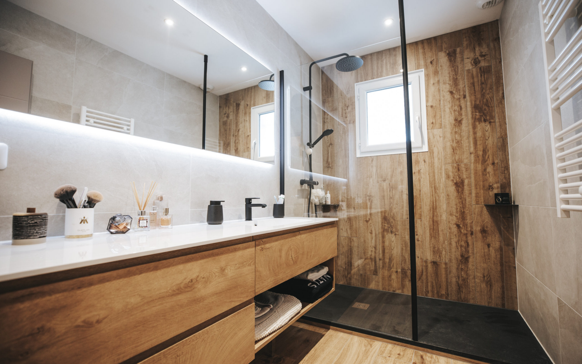 une salle de bains rénovée par nuances à annecy, moderne avec un carrelage effet parquet