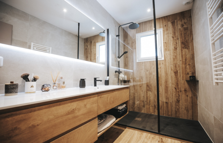 une salle de bains rénovée par nuances à annecy, moderne avec un carrelage effet parquet