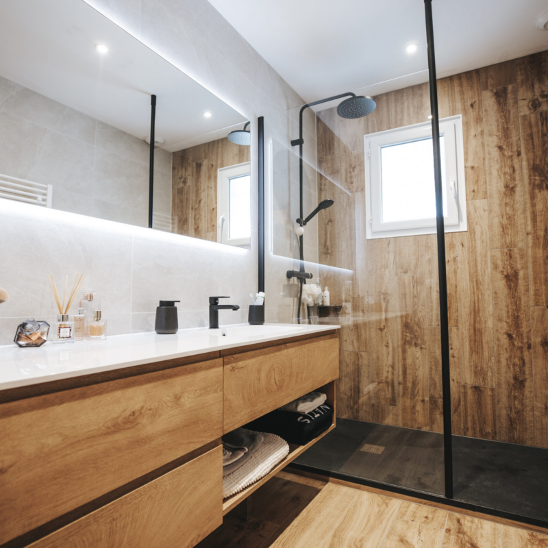 une salle de bains rénovée par nuances à annecy, moderne avec un carrelage effet parquet