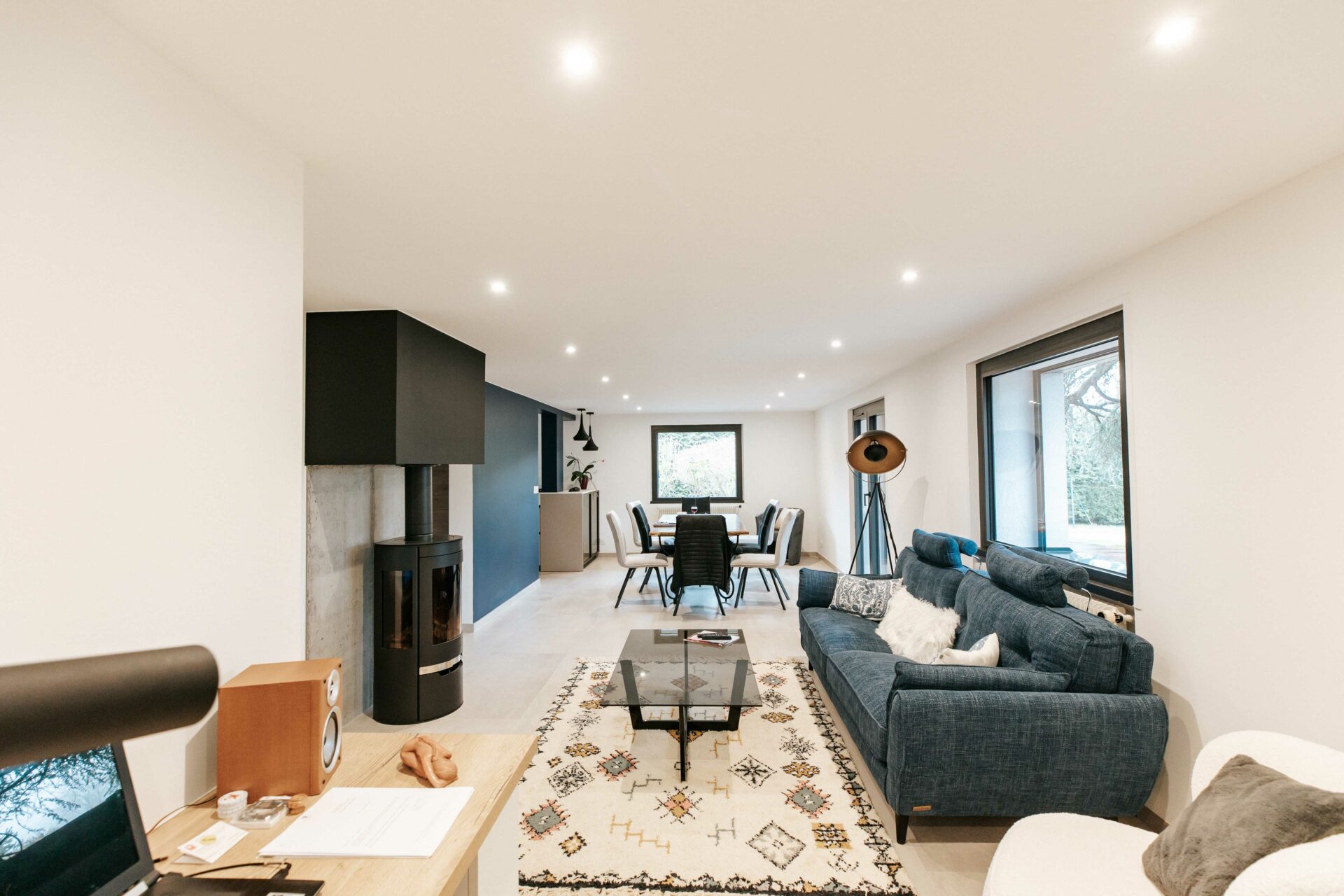 photo d'un salon rénové par nuances à Annecy spécialiste en rénovation intérieure