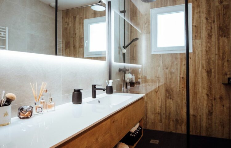 vue sur une salle de bains rénovée par nuances à annecy, moderne avec un carrelage effet parquet