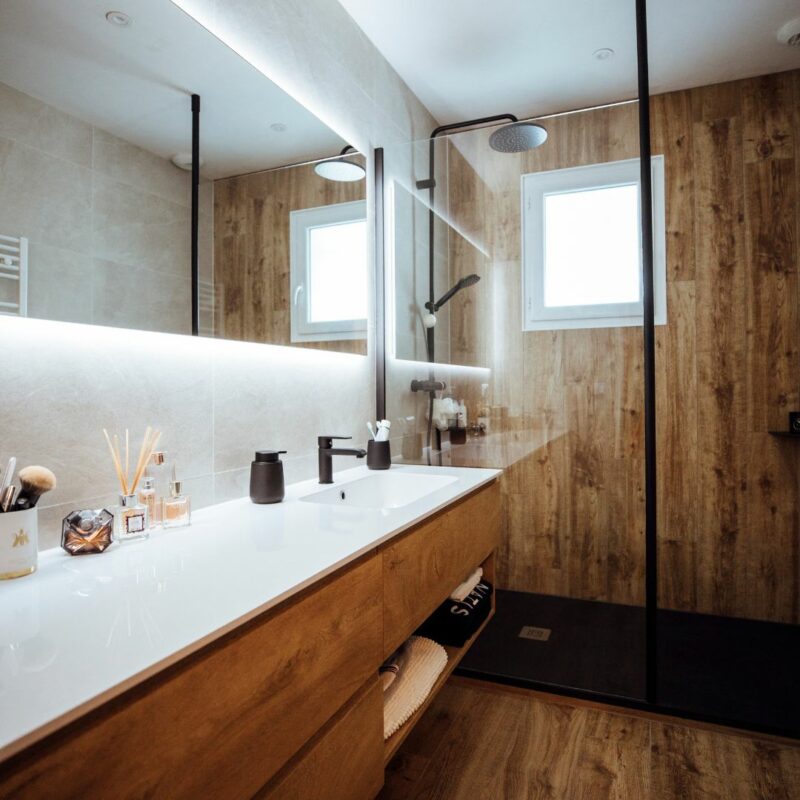 vue sur une salle de bains rénovée par nuances à annecy, moderne avec un carrelage effet parquet
