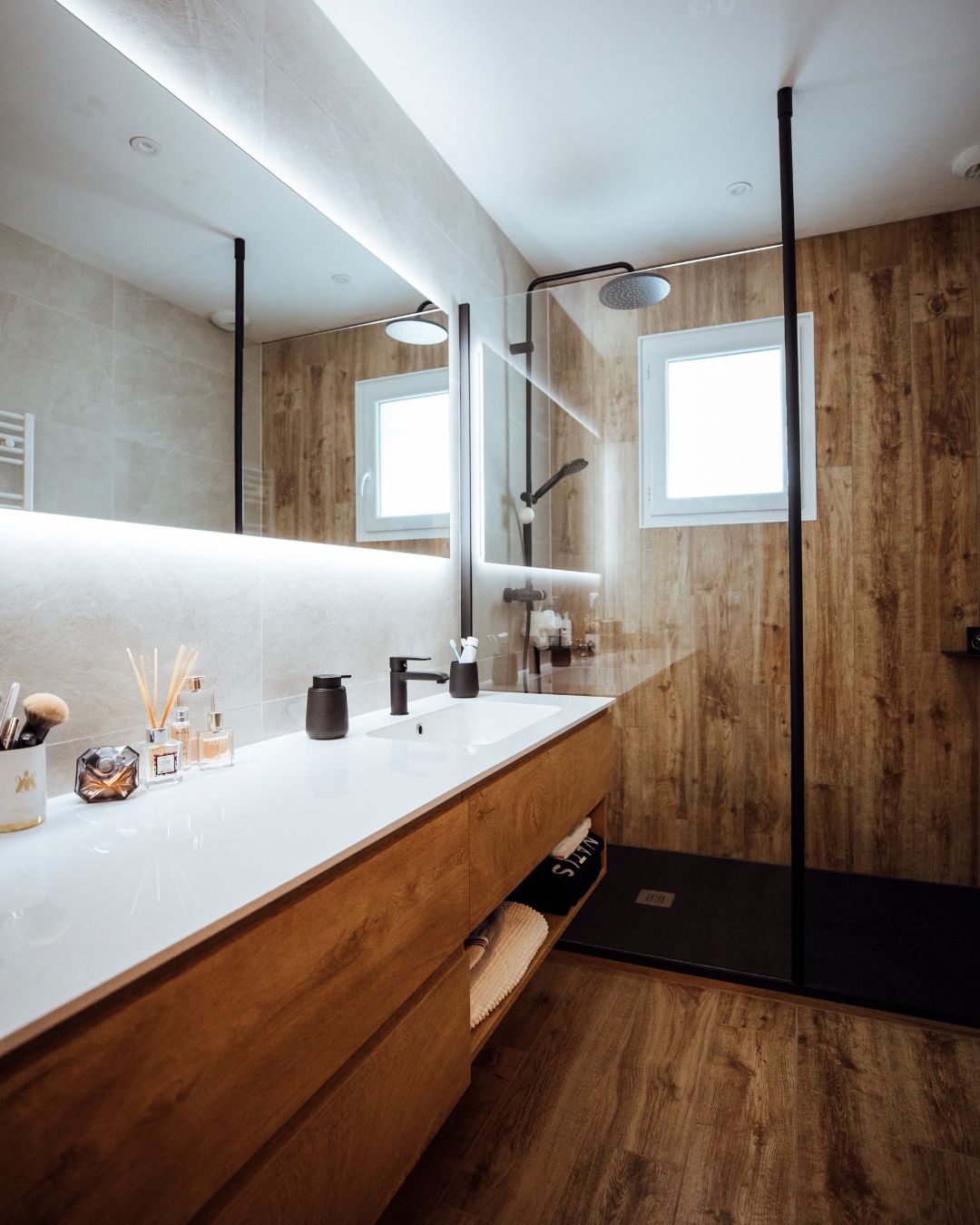 vue sur une salle de bains rénovée par nuances à annecy, moderne avec un carrelage effet parquet