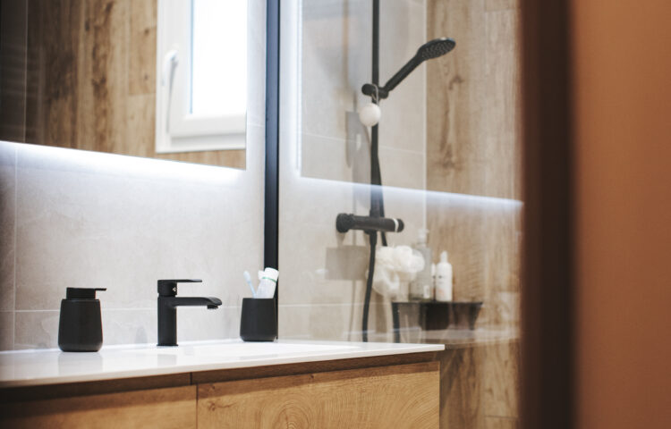 une salle de bains rénovée par nuances à annecy, moderne avec un carrelage effet parquet