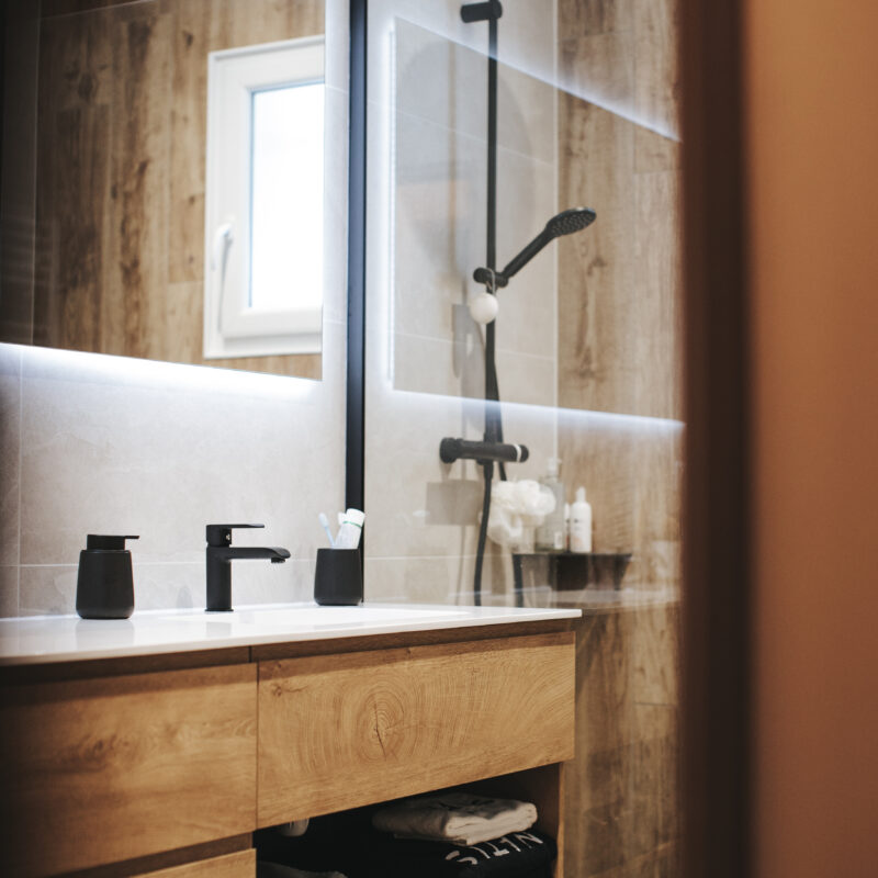 une salle de bains rénovée par nuances à annecy, moderne avec un carrelage effet parquet