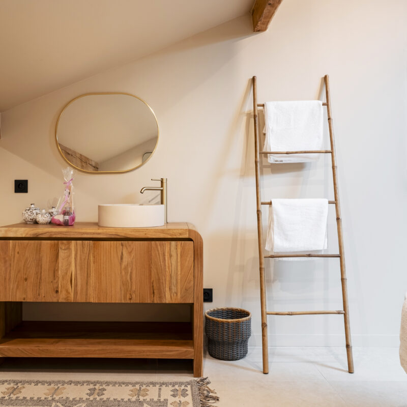 salle de bains dans chambre parentale avec baignoire et décoration à annecy