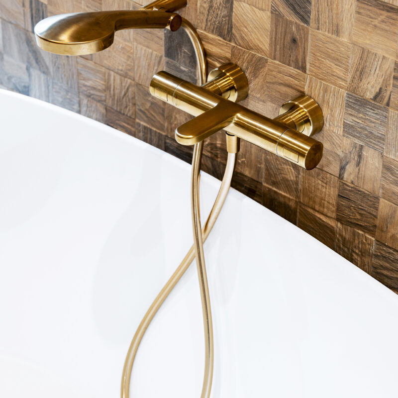 salle de bains dans suite parentale avec baignoire et décoration à annecy
