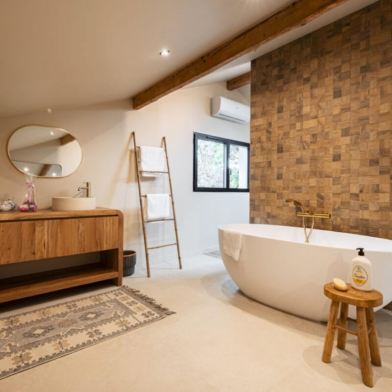 salle de bains dans chambre parentale avec baignoire et décoration à annecy