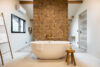 salle de bains dans chambre parentale avec baignoire et décoration à annecy