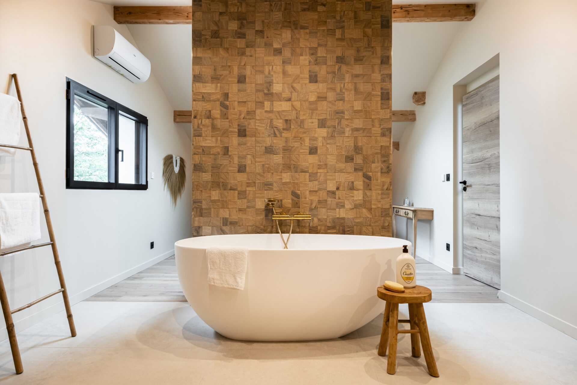 salle de bains dans chambre parentale avec baignoire et décoration à annecy