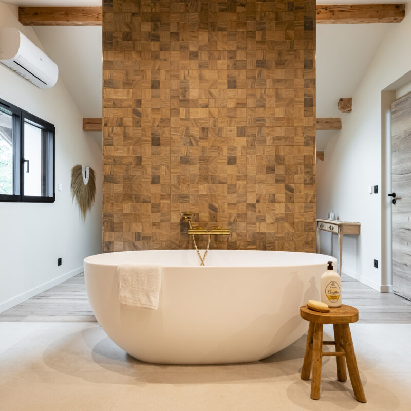 salle de bains dans chambre parentale avec baignoire et décoration à annecy