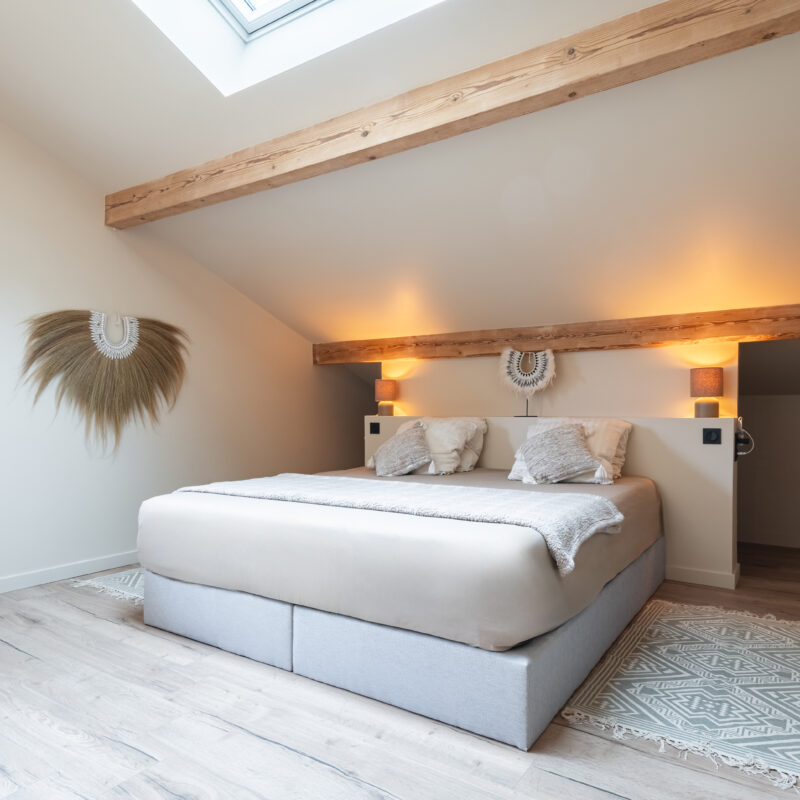 salle de bains dans suite parentale avec baignoire et décoration à annecy